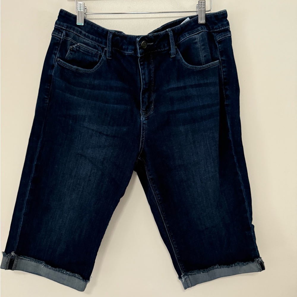 Laurie Felt “Daisy Denim” Bermuda short in size 16